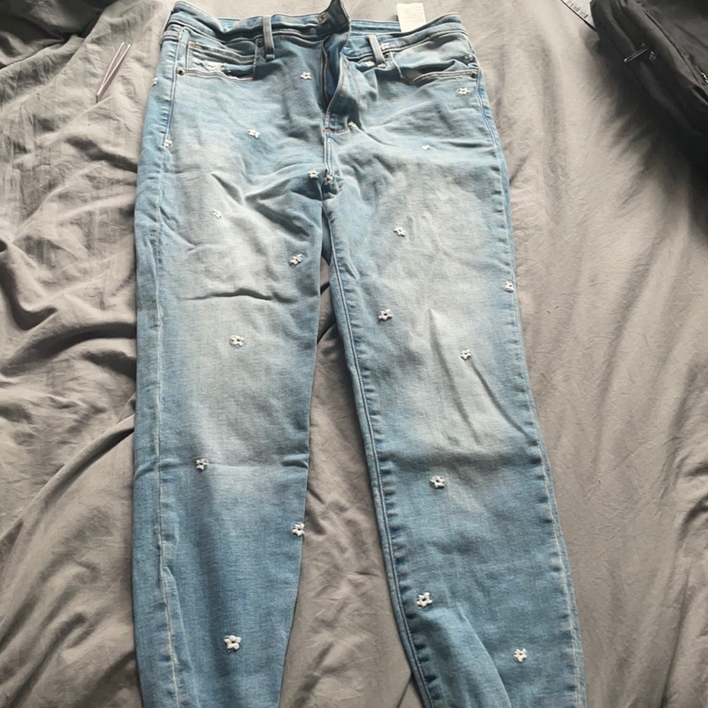 Embroidered flower blue cropped jeans